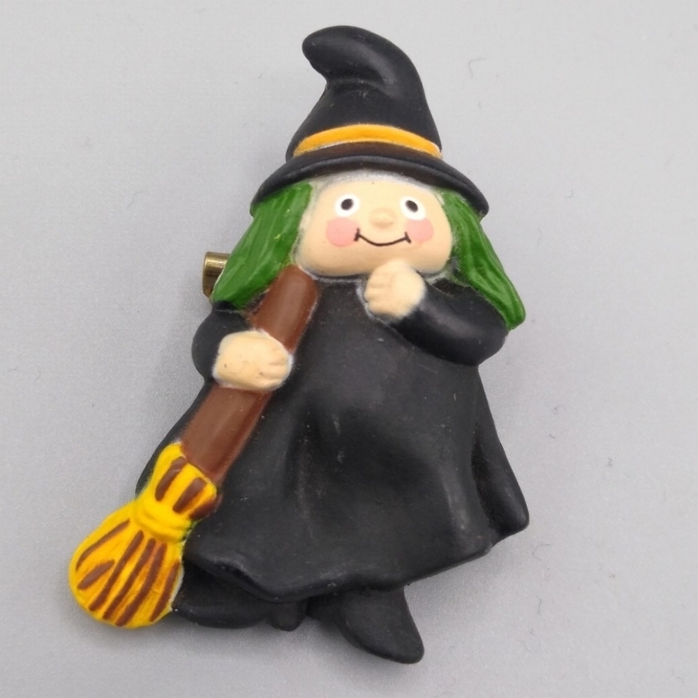 Fun World Witch & Broom Halloween Fall Autumn Collectible Brooch Pin 80s Vintage